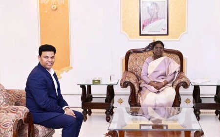 ରାଷ୍ଟ୍ରପତି ଦ୍ରୌପଦୀ ମୁର୍ମୁଙ୍କ ସହ ଓଡିଶାର ସର୍ଜନ ଡ଼ା. ପ୍ରଦୀପ କୁମାର ସେଠୀଙ୍କ ଶିଷ୍ଟାଚାର ଭେଟ  ।